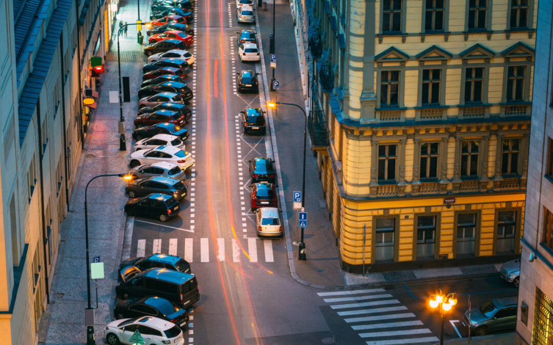 Tani dojazd w 2026: co się bardziej opłaca — bilet miesięczny, auto czy wynajem na minuty?